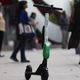 Imagen para el artículo titulado Lime pondrá cámaras en sus patinetes para asegurarse de que no vayas por la acera
